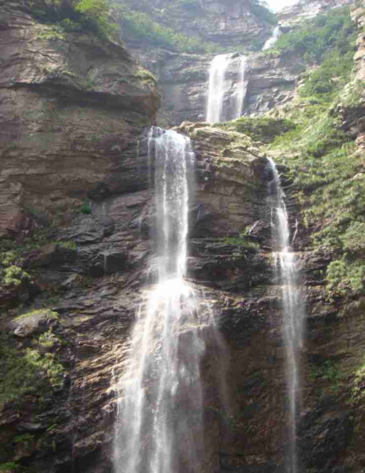 ®ɽ�ĵ��γ����Ƕ���϶��ĶϿ�ɽ����Χ�ϲ��Ķ�