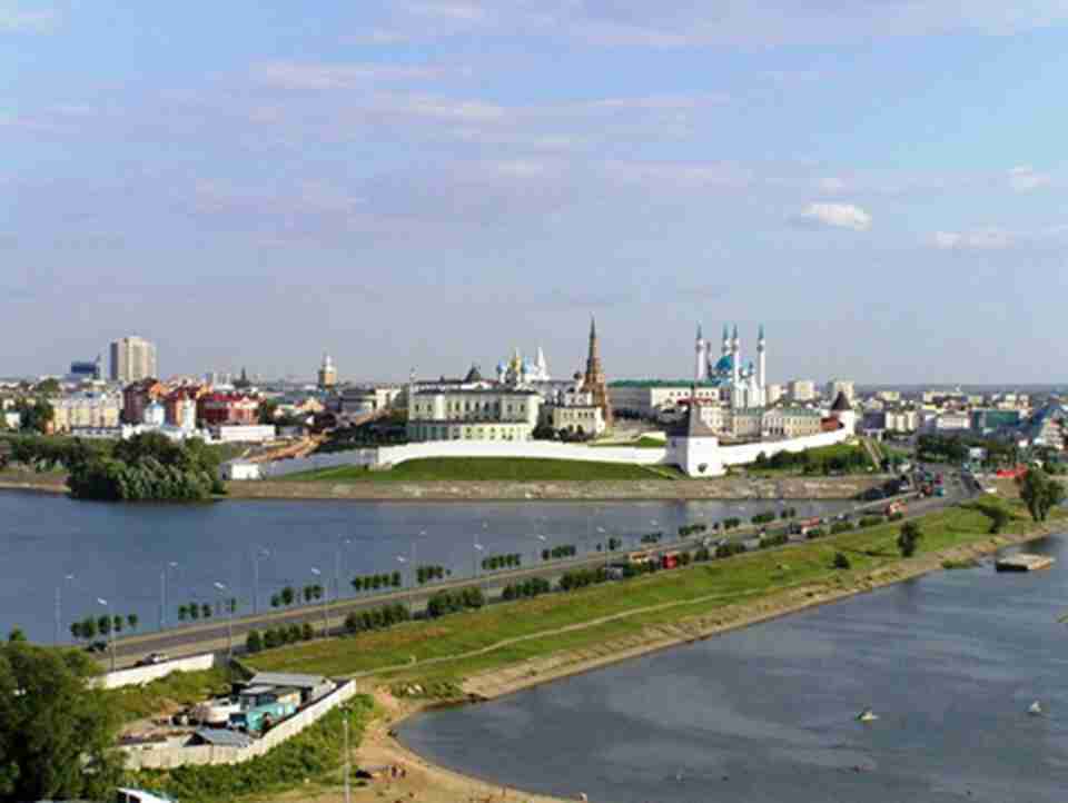 ��ɽ�Ƕ���˹��һ����ʷ�ųǣ�λ�ڷ����Ӻ�������