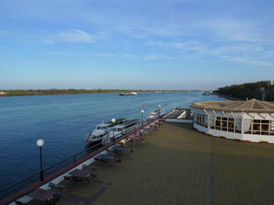 ����˹�����λ�ڷ����Ӻ������Ұ�