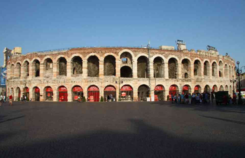 ���ڹ�Ԫ1���͵İ�����Բ�δ�糡���������