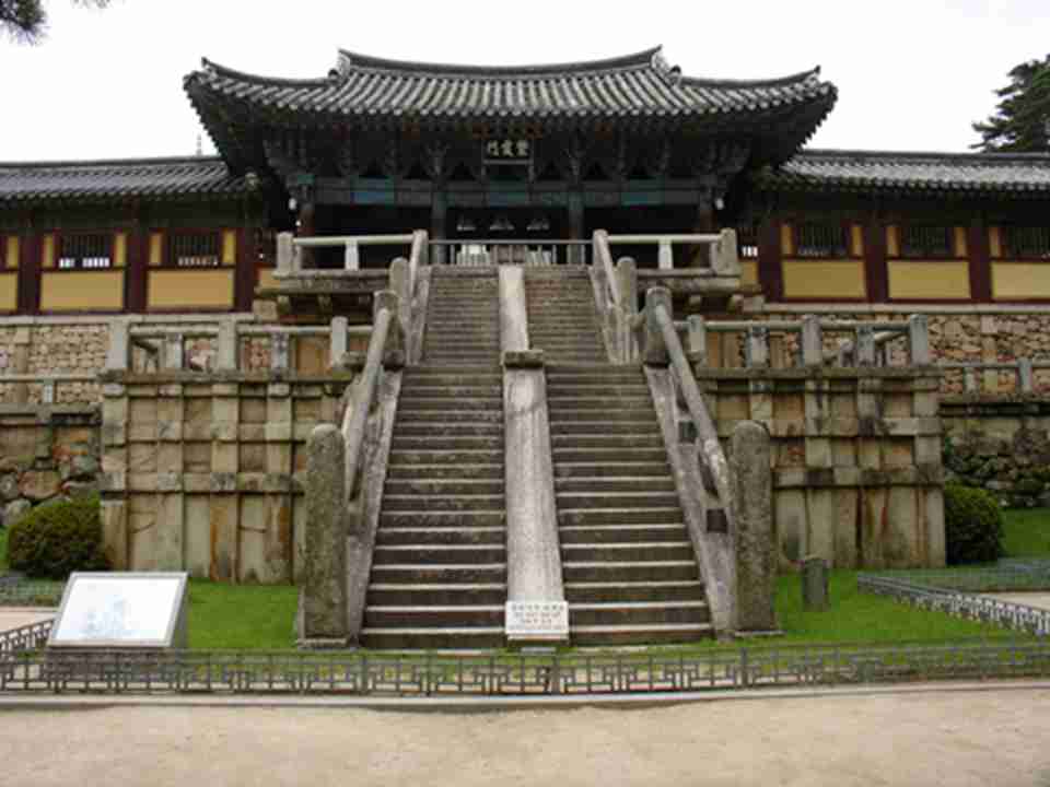 ʯ���ֽ��ڹ�Ԫ8���ͣ�λ���º�ɽ��б����