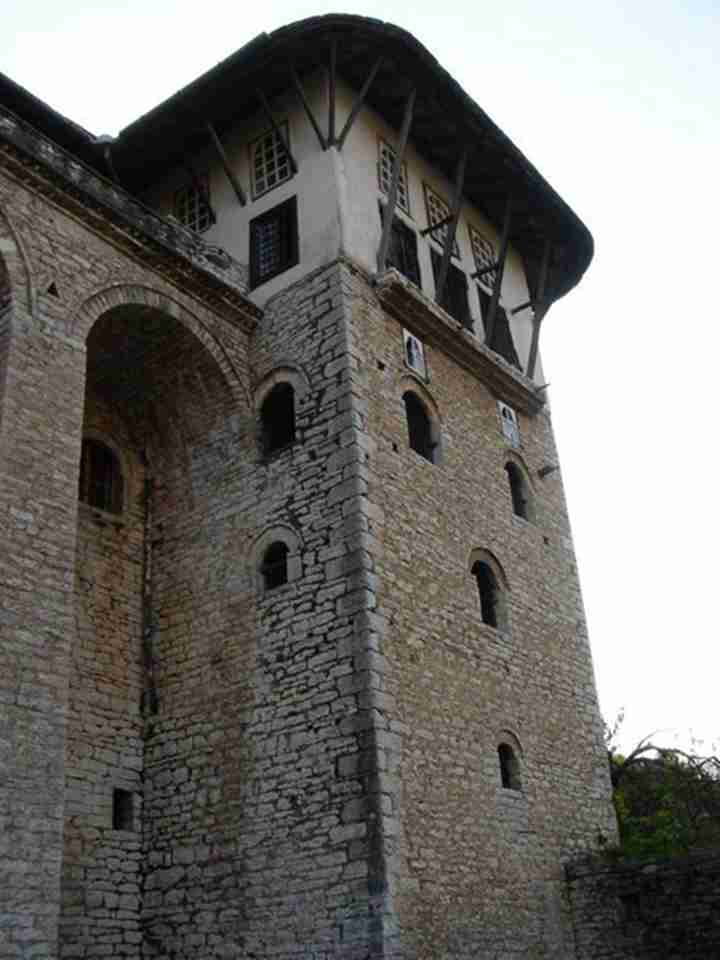 �ڼ�ŵ��˹�����ų��У����ؾ�����ʯ����ɽ�����˷��ݺͽֵ�