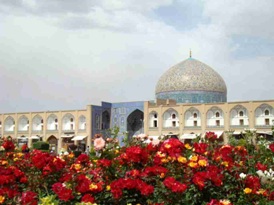 �����㳡�ʳ����Σ��м��Ǵ�Ƭ�ݵغ�õ��ʢ���Ļ�̳