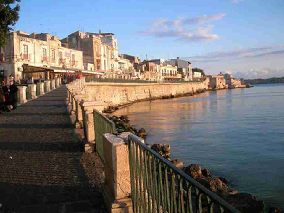 ����������λ������������ﵺ�ϵ�һ���غ��ų�