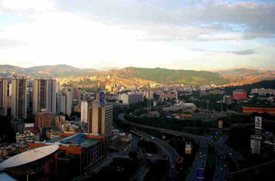 ������˹λ�ڼ��ձȺ�֮����Ⱥɽ����