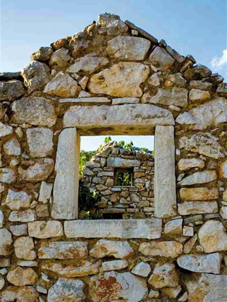 ʷ������׵�ƽԭ�ľ����Ǻܷḻ�ģ�ӵ��һЩ���ϵ�ʯǽ