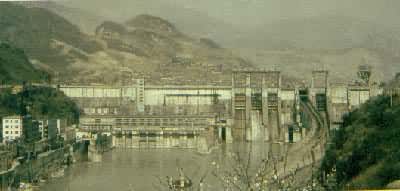 �Ĵ���ɽ����ˮ��վ��1978�꿢�����Ӵ��жε������ӿɹ�ľ����ľ����400m����9m���߲�53m