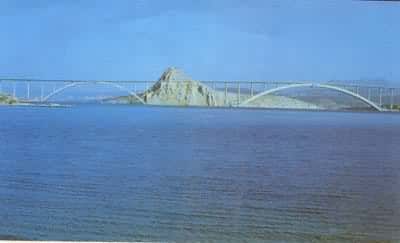 ��˹����˶����ţ�Ŀǰ�����Ͽ�����390�ף��ĸֽ��������·���ţ�1980�꽨��