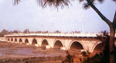 ¬���ţ��ڱ������Ͻ���Ϊ11��ʯ���ţ�������ʯʨ485ֻ��1192�꽨��