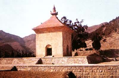 ��ͨ�������������й����������ʯ����λ��ɽ�����ǣ�����611��