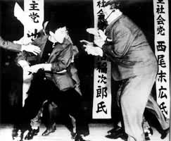 �ձ���ᵳ�쵼��ǳ�ӵ����ɣ���1960��10��12���ڶ����ձȹŹ�԰������˵ʱ�������������д̵�������Ƭ